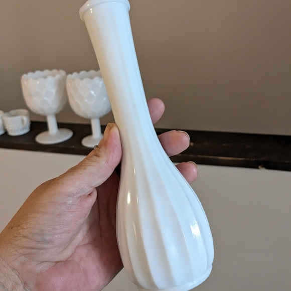 VINTAGE WHITE MILK GLASS RIBBED BUD VASE - Picture 1 of 5